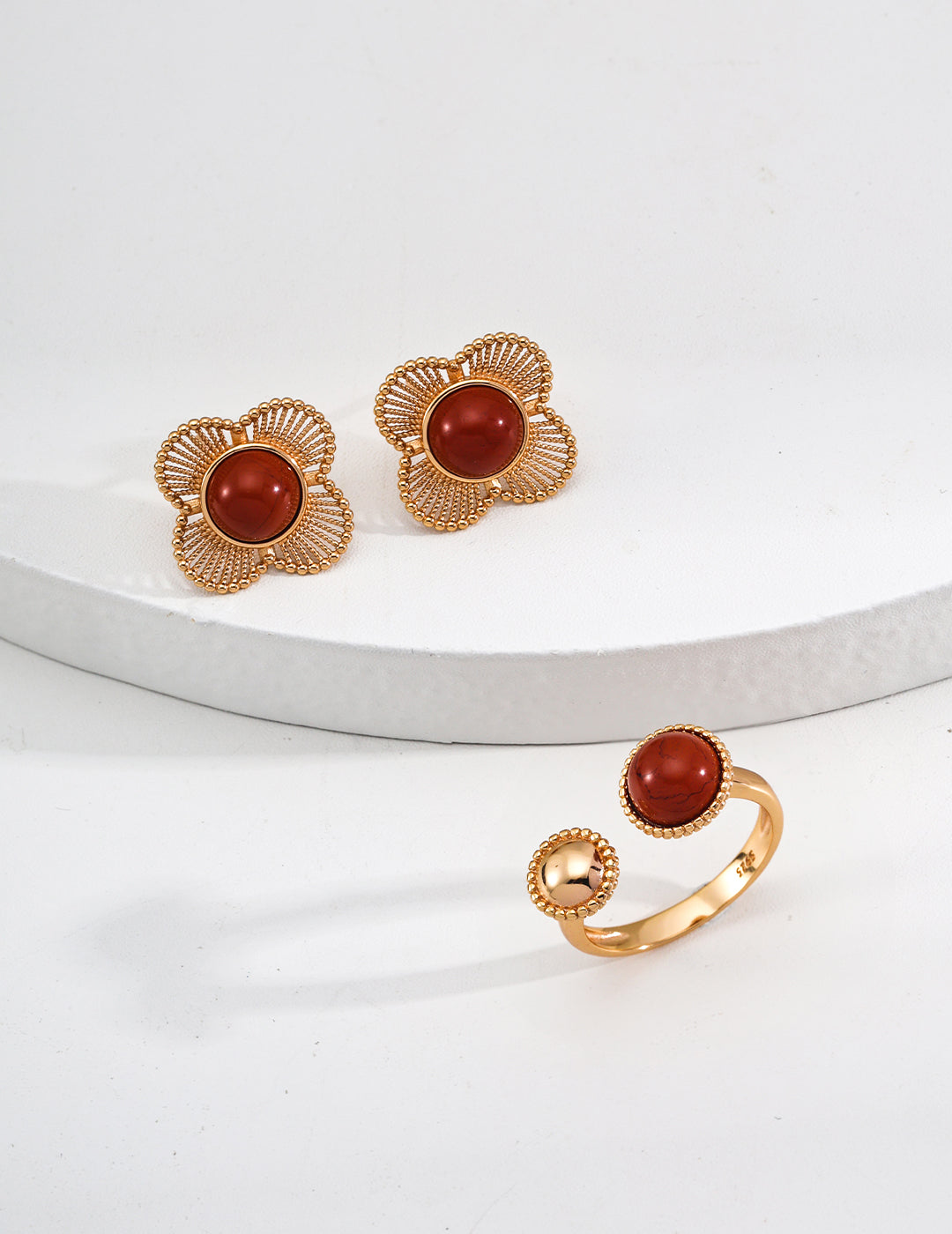 Retro Red Agate Earrings|Vintage Charm in Retro Gold & White Gold