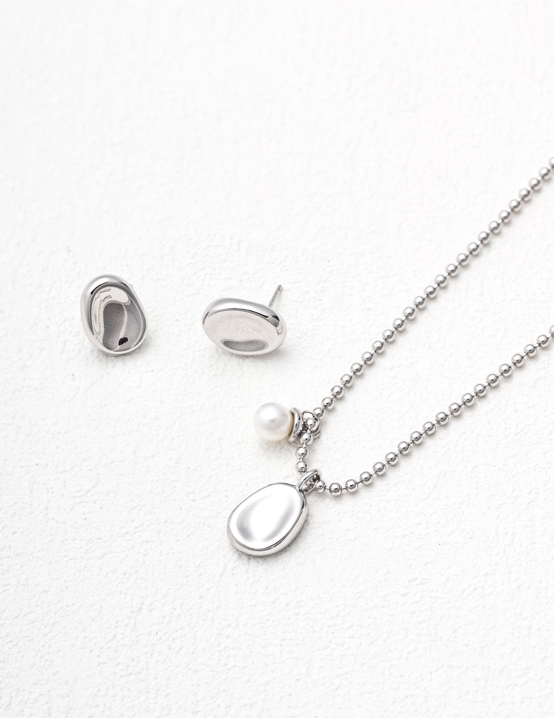 Minimalist Pearl Necklace|Versatile Elegance in Retro Gold