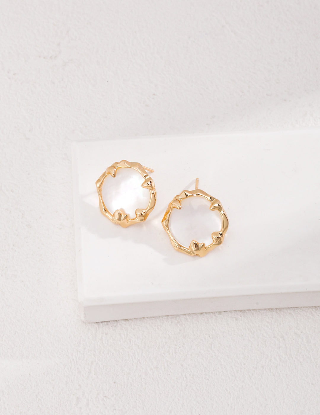 Carved Mother of Pearl Stud Earrings|Retro Gold Floral Elegance