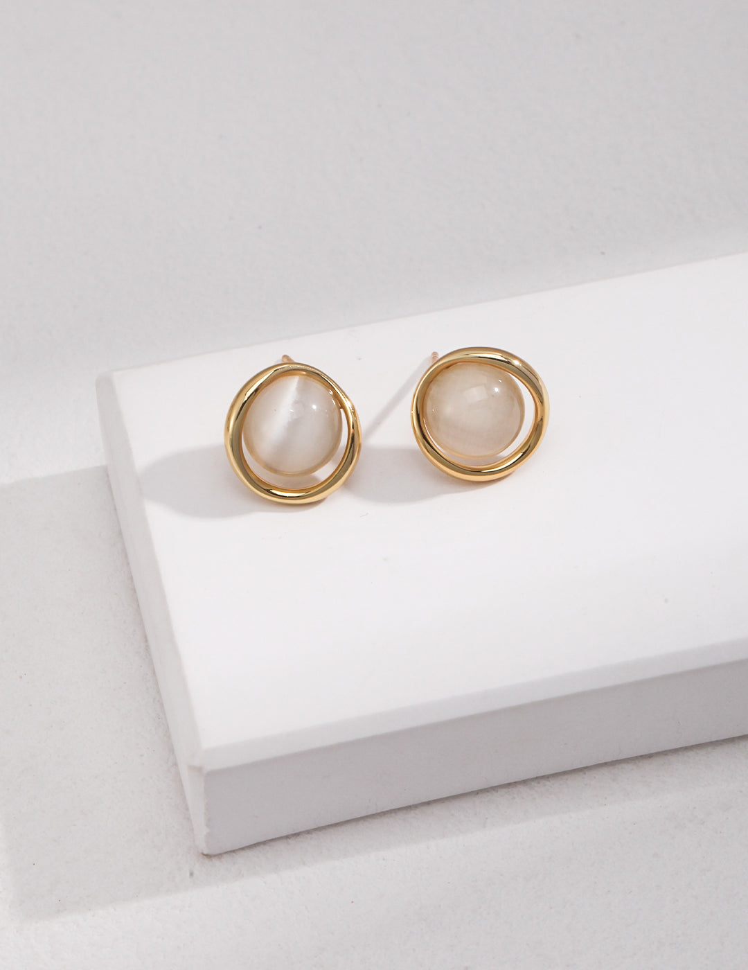 Cat’s Eye Stud Earrings|Soft Glow in K Gold