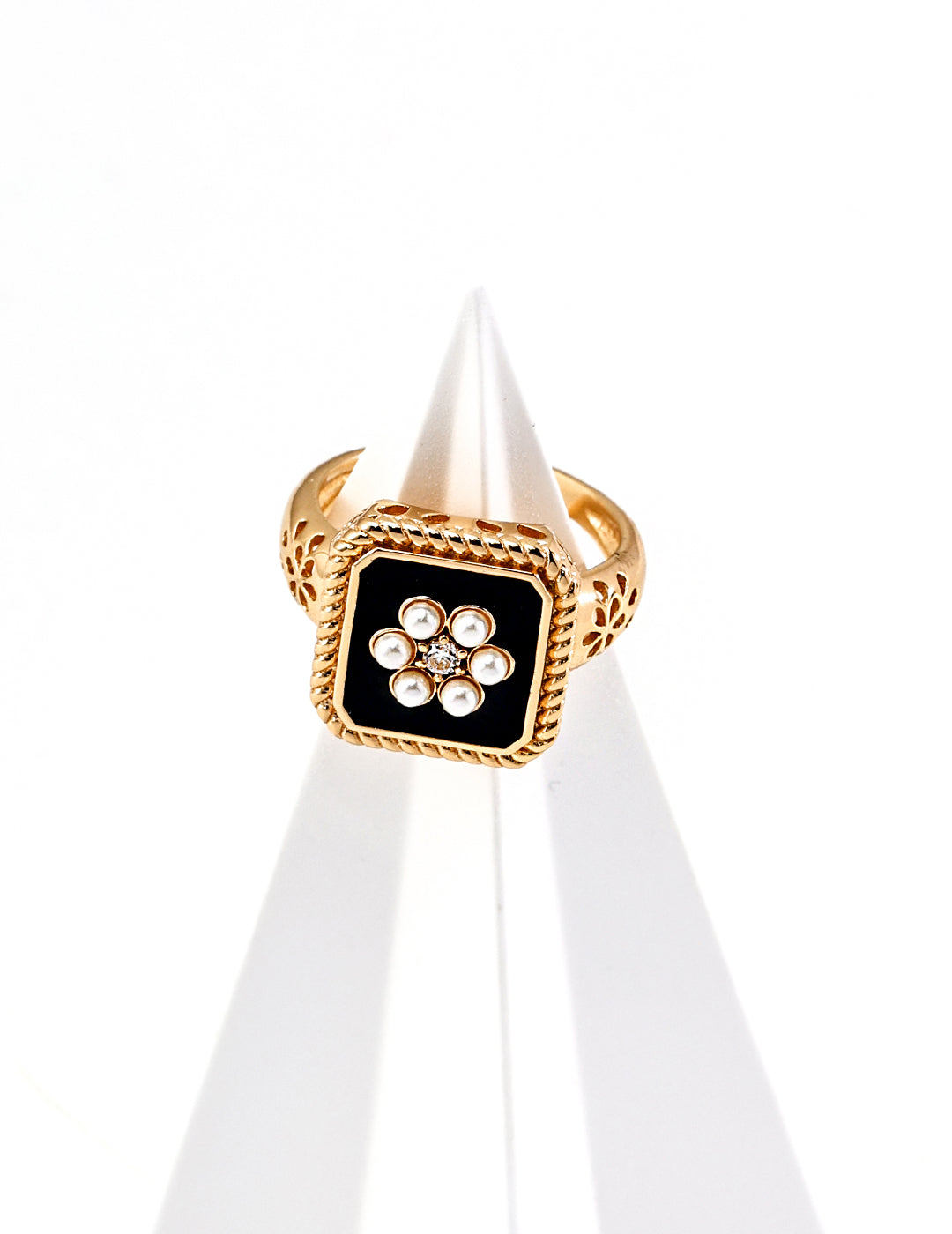 Faux Pearl & Enamel Ring|Retro Gold Vintage Elegance