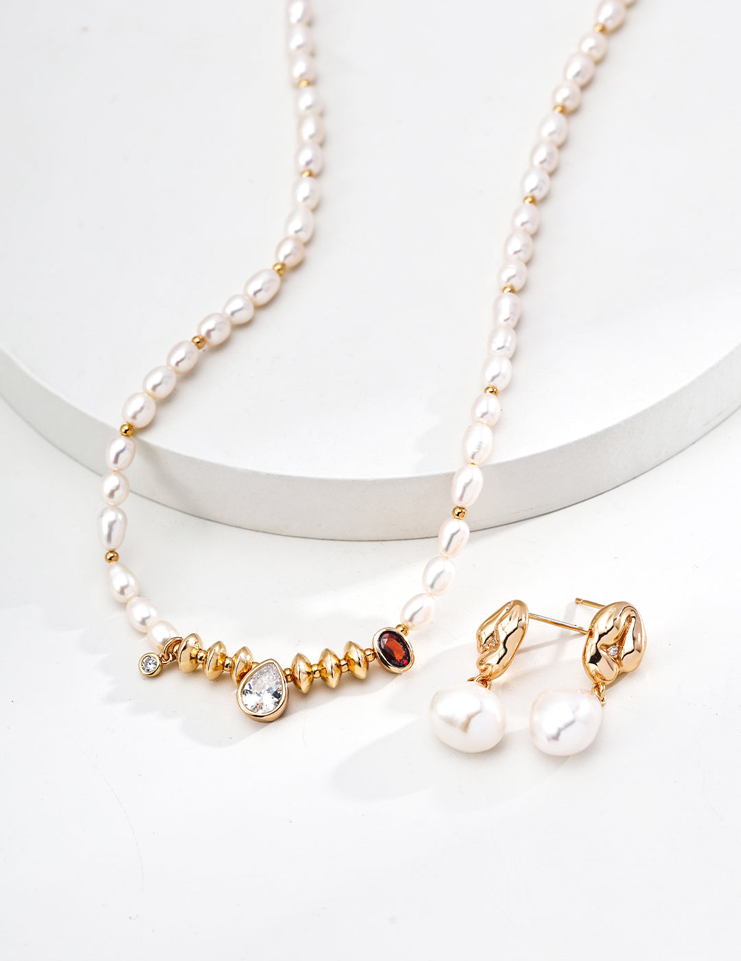 Vintage Pearl & Zirconia Necklace|Timeless Shine in Retro Gold