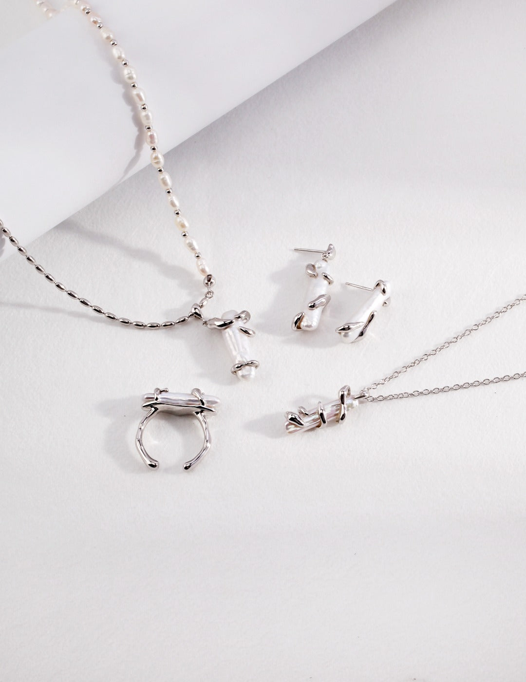 Baroque Pearl Fluid Necklace|Natural Flow in Retro Gold & White Gold