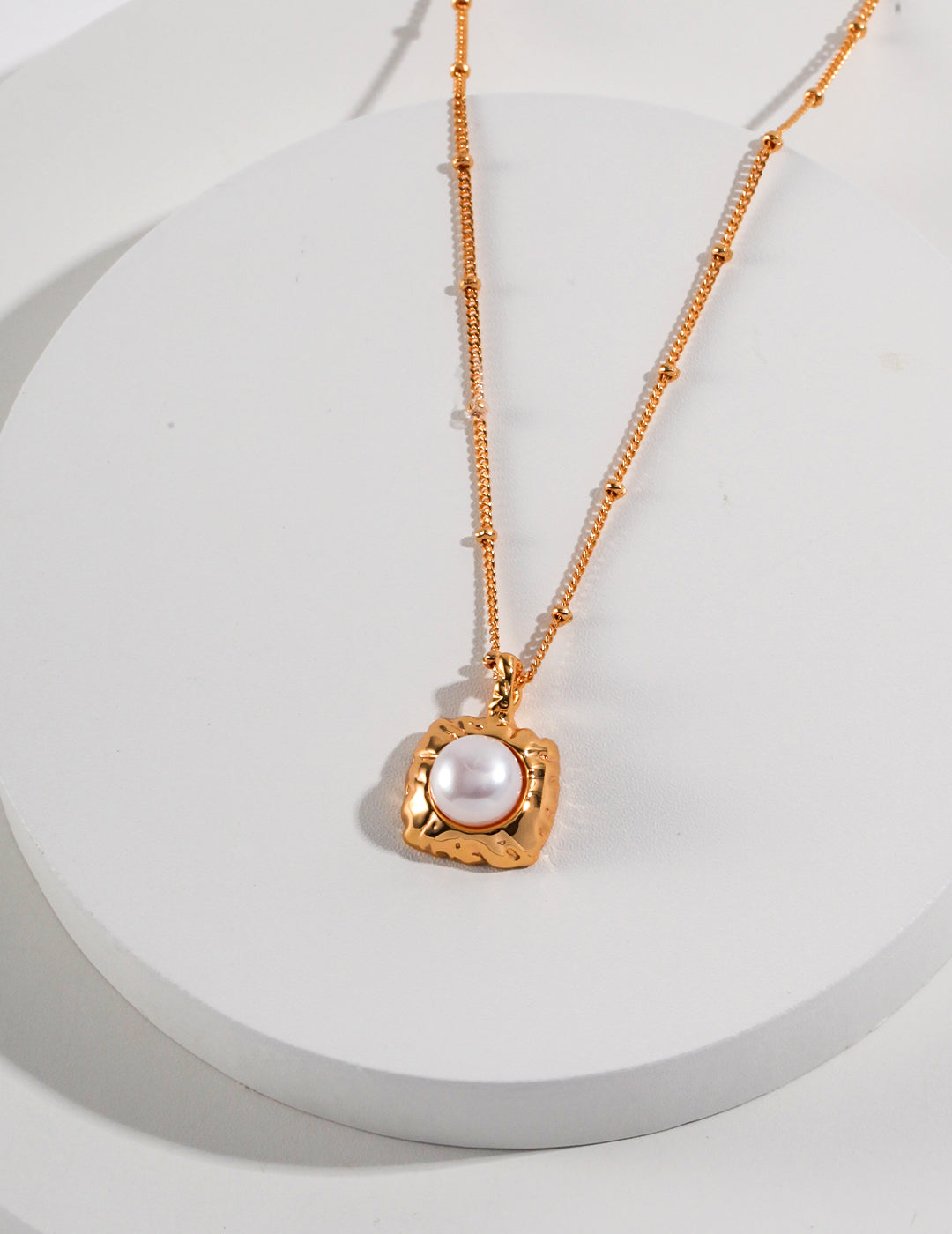 Hand-Carved Pearl Necklace|Artisan Elegance in Retro Gold
