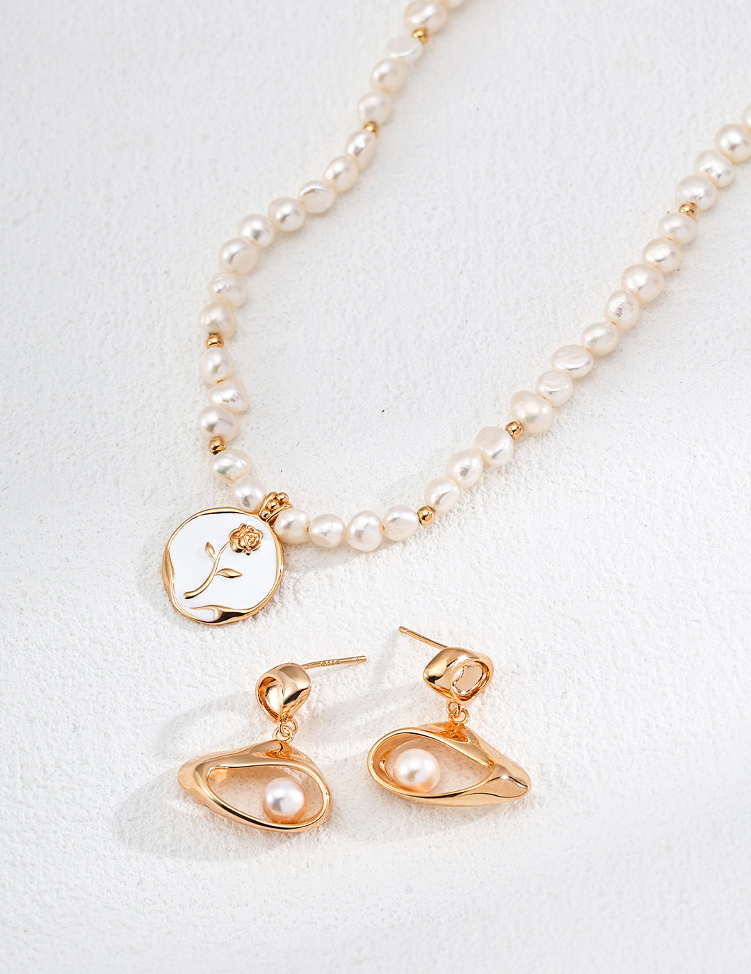 Minimalist Natural Pearl Enamel Rose Pendant Necklace｜Retro Gold Romantic Elegance