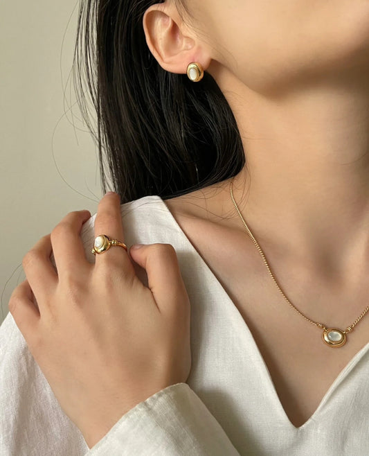Vintage Mother-of-Pearl Necklace｜Timeless Retro Gold Elegance