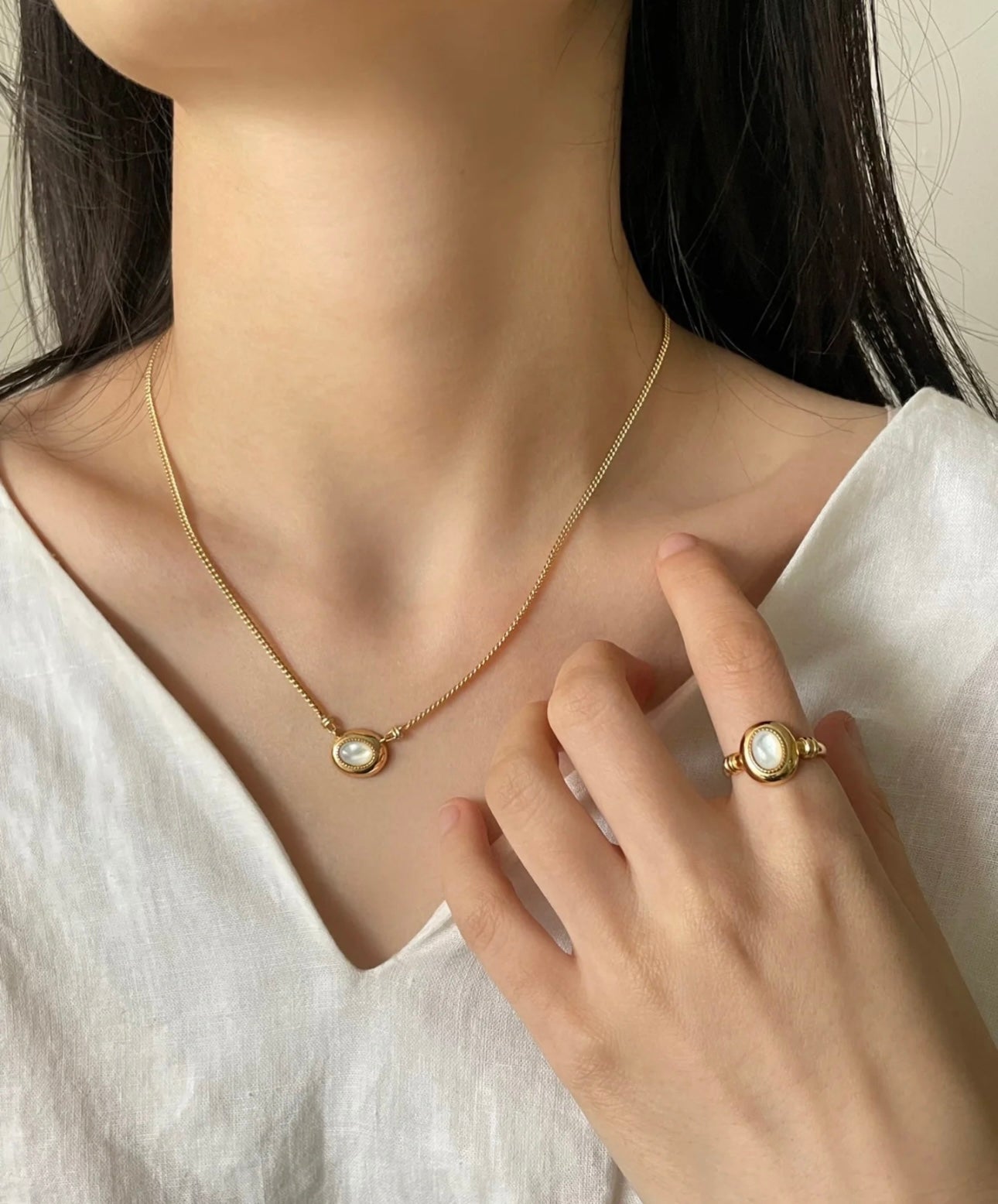 Vintage Mother-of-Pearl Necklace｜Timeless Retro Gold Elegance