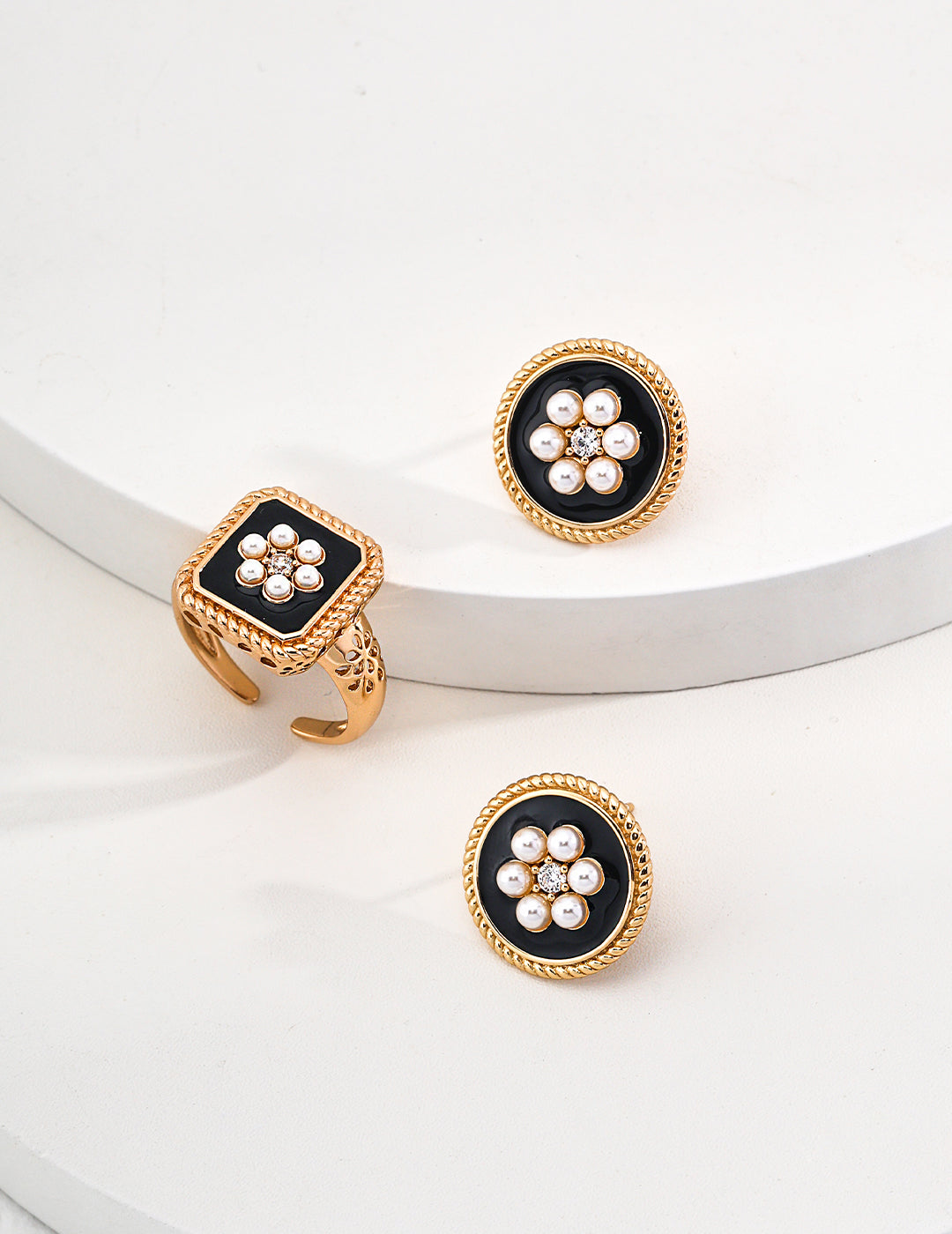 Faux Pearl Stud Earrings｜Retro Gold Vintage Floral