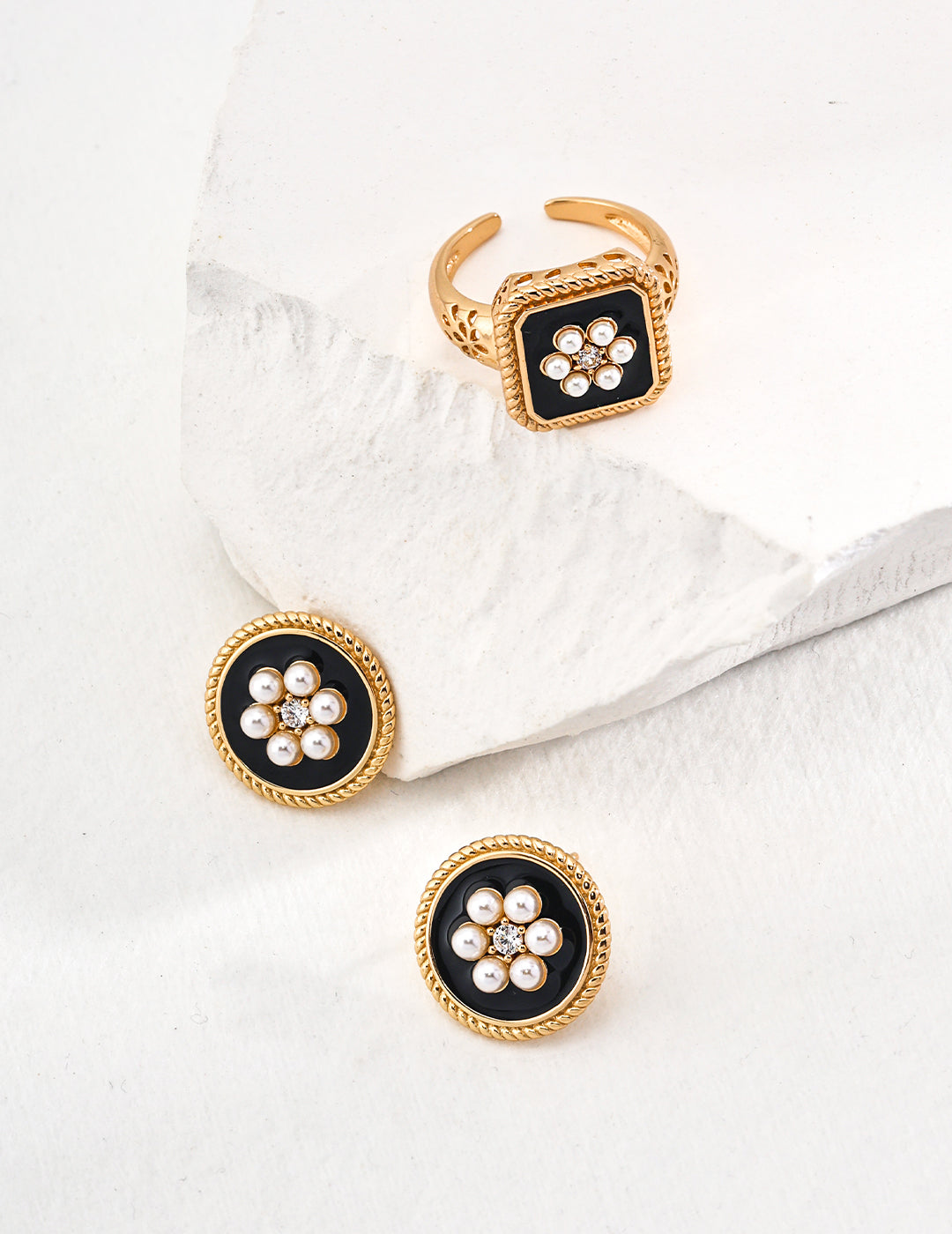 Faux Pearl Stud Earrings｜Retro Gold Vintage Floral
