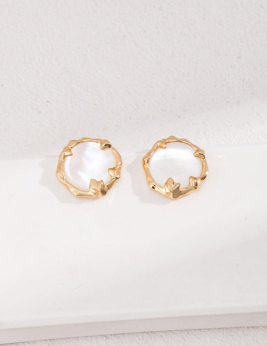 Carved Mother of Pearl Stud Earrings｜Retro Gold Floral Elegance