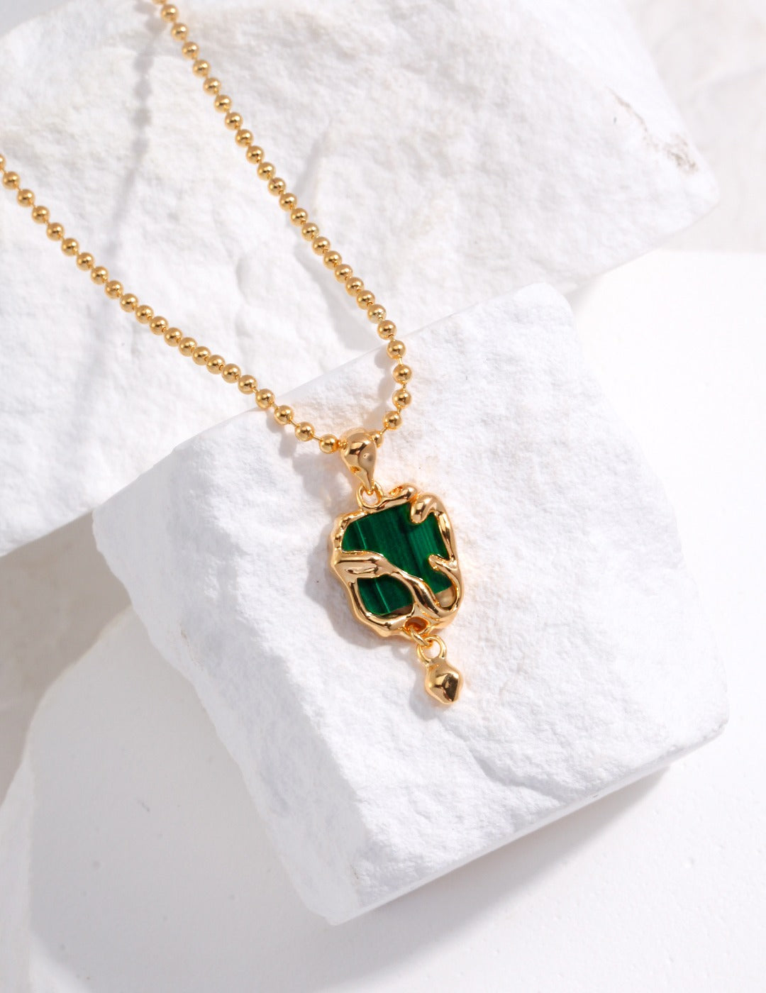 Malachite Necklace｜Vintage Green Elegance in Retro Gold
