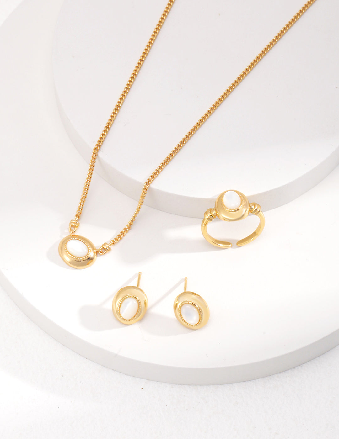 Vintage Mother-of-Pearl Necklace｜Timeless Retro Gold Elegance