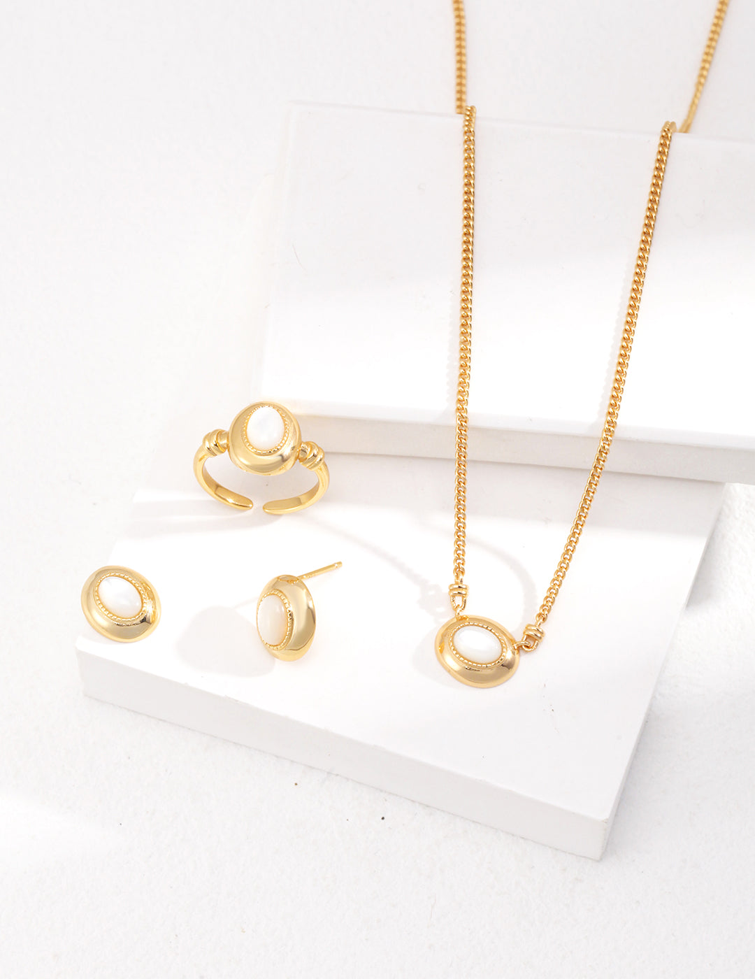 Vintage Mother-of-Pearl Necklace｜Timeless Retro Gold Elegance