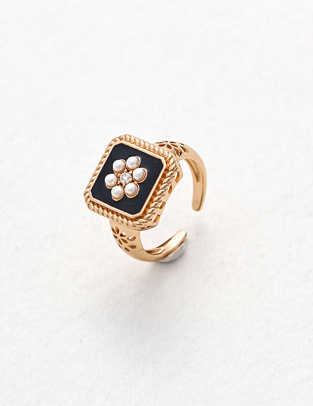 Faux Pearl & Enamel Ring｜Retro Gold Vintage Elegance