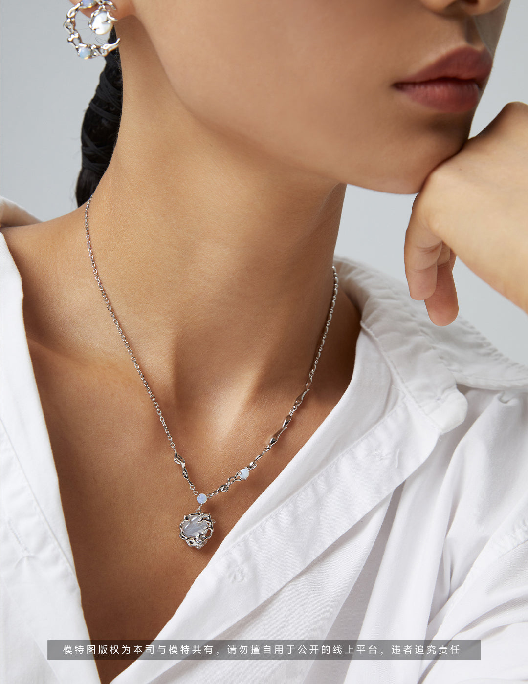Moon Element Mother-of-Pearl & Opal Necklace｜Retro Gold & White Gold Celestial Design