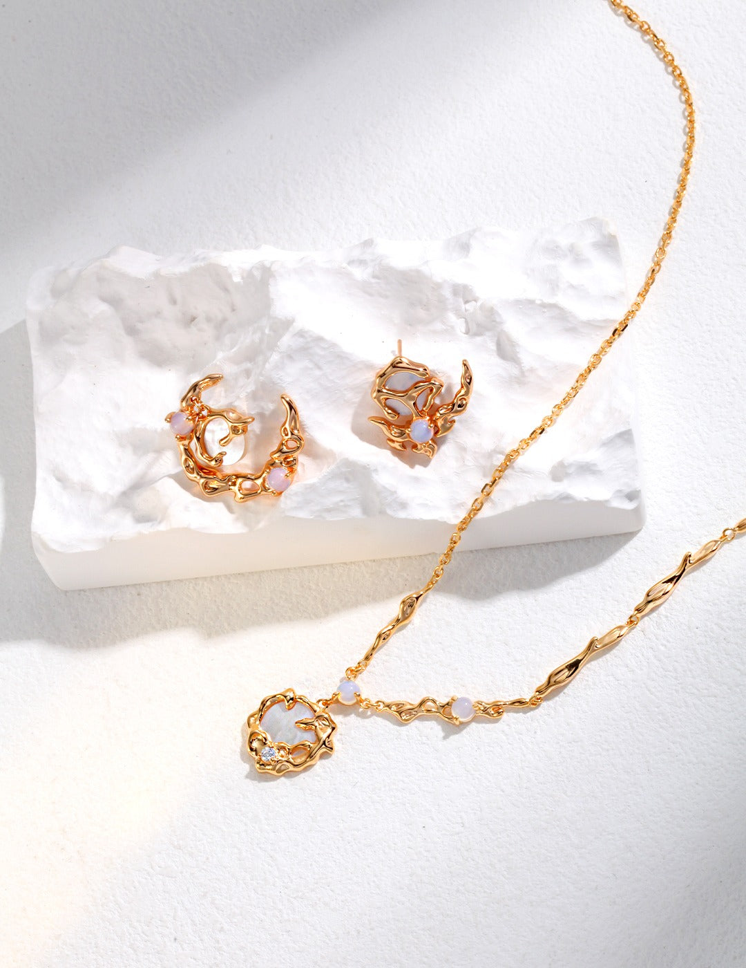 Moon Element Mother-of-Pearl & Opal Necklace｜Retro Gold & White Gold Celestial Design