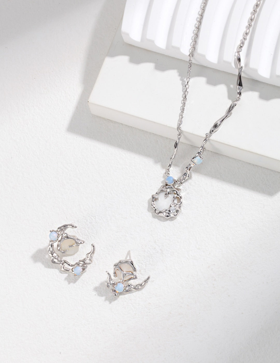 Moon Element Mother-of-Pearl & Opal Necklace｜Retro Gold & White Gold Celestial Design