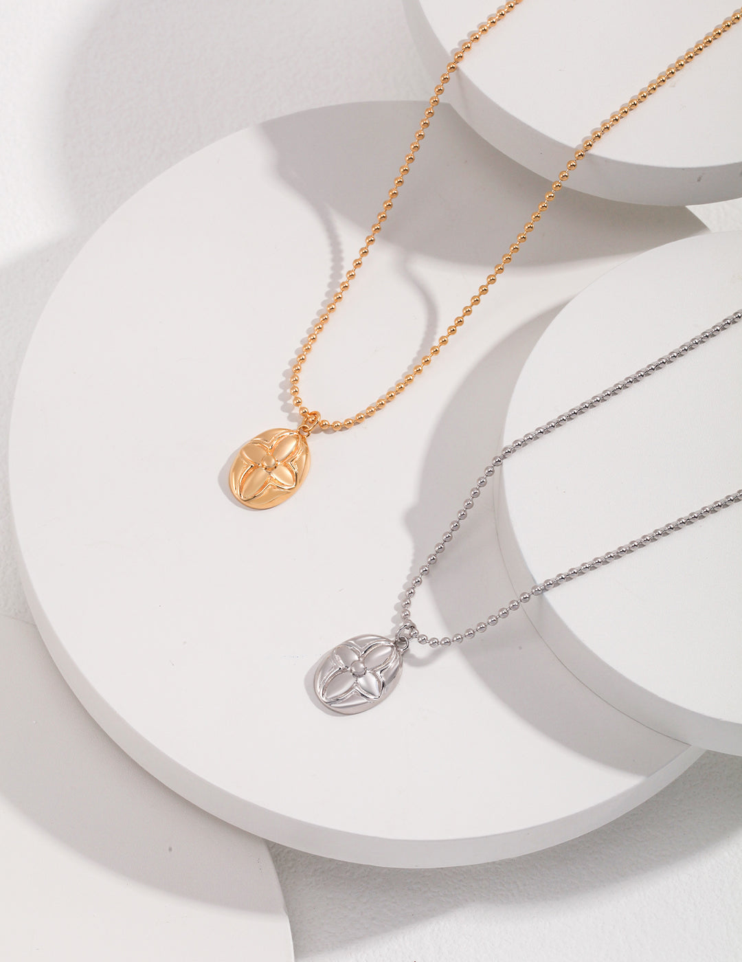 Engraved Floral Pendant Necklace｜Retro & White Gold Vintage Charm