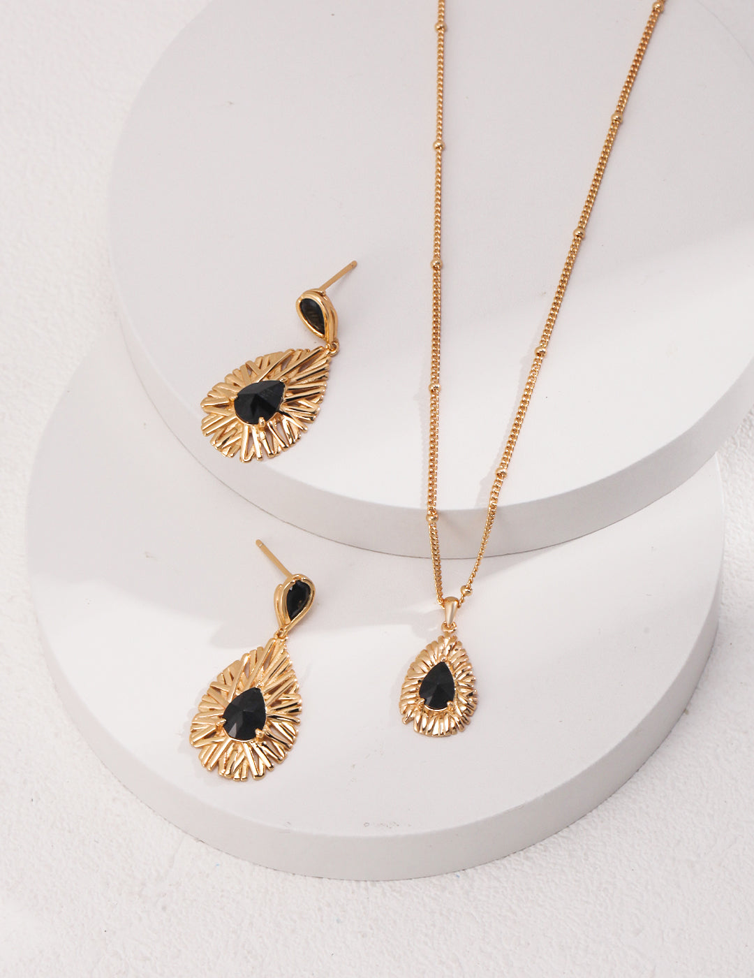 Black Zirconia Pendant Necklace｜Mystic Elegance in Vintage Gold