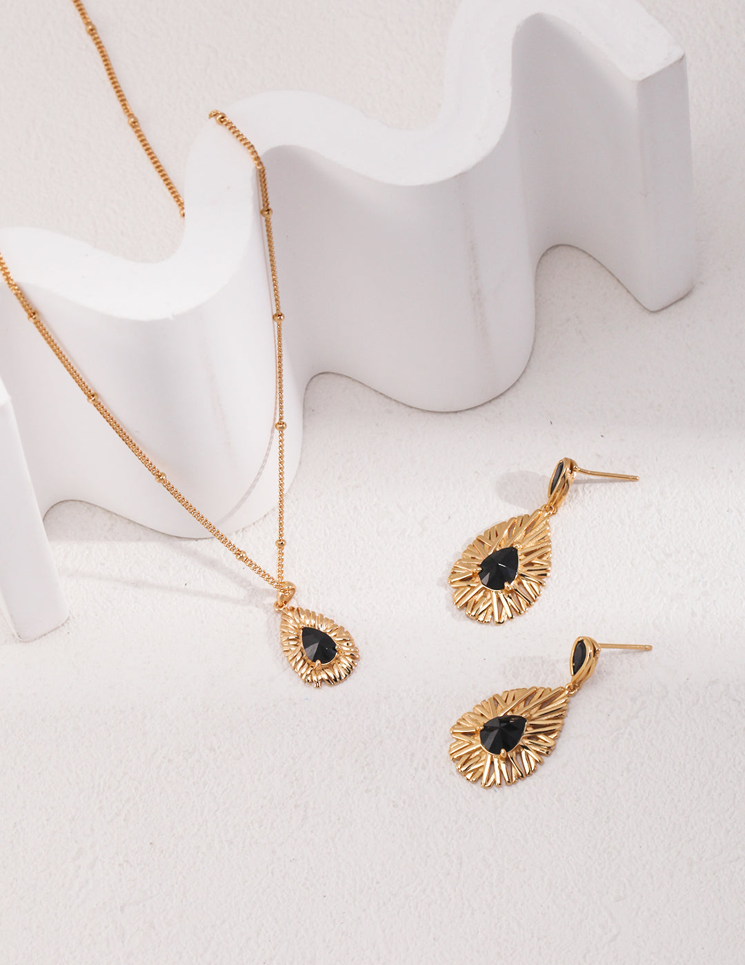 Black Zirconia Pendant Necklace｜Mystic Elegance in Vintage Gold