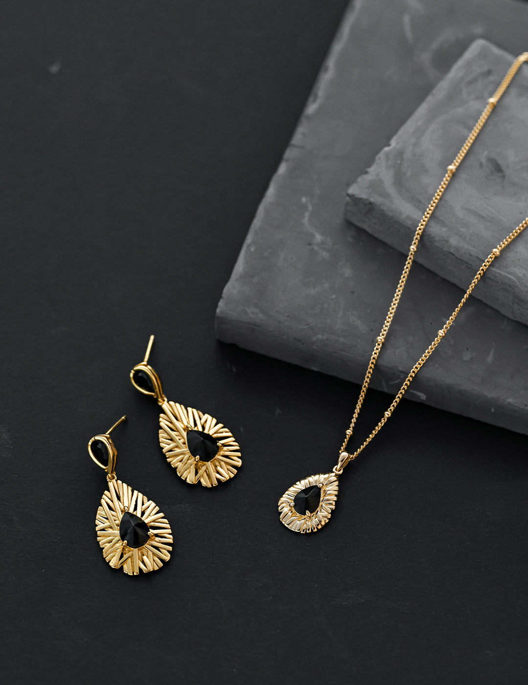 Black Zirconia Pendant Necklace｜Mystic Elegance in Vintage Gold