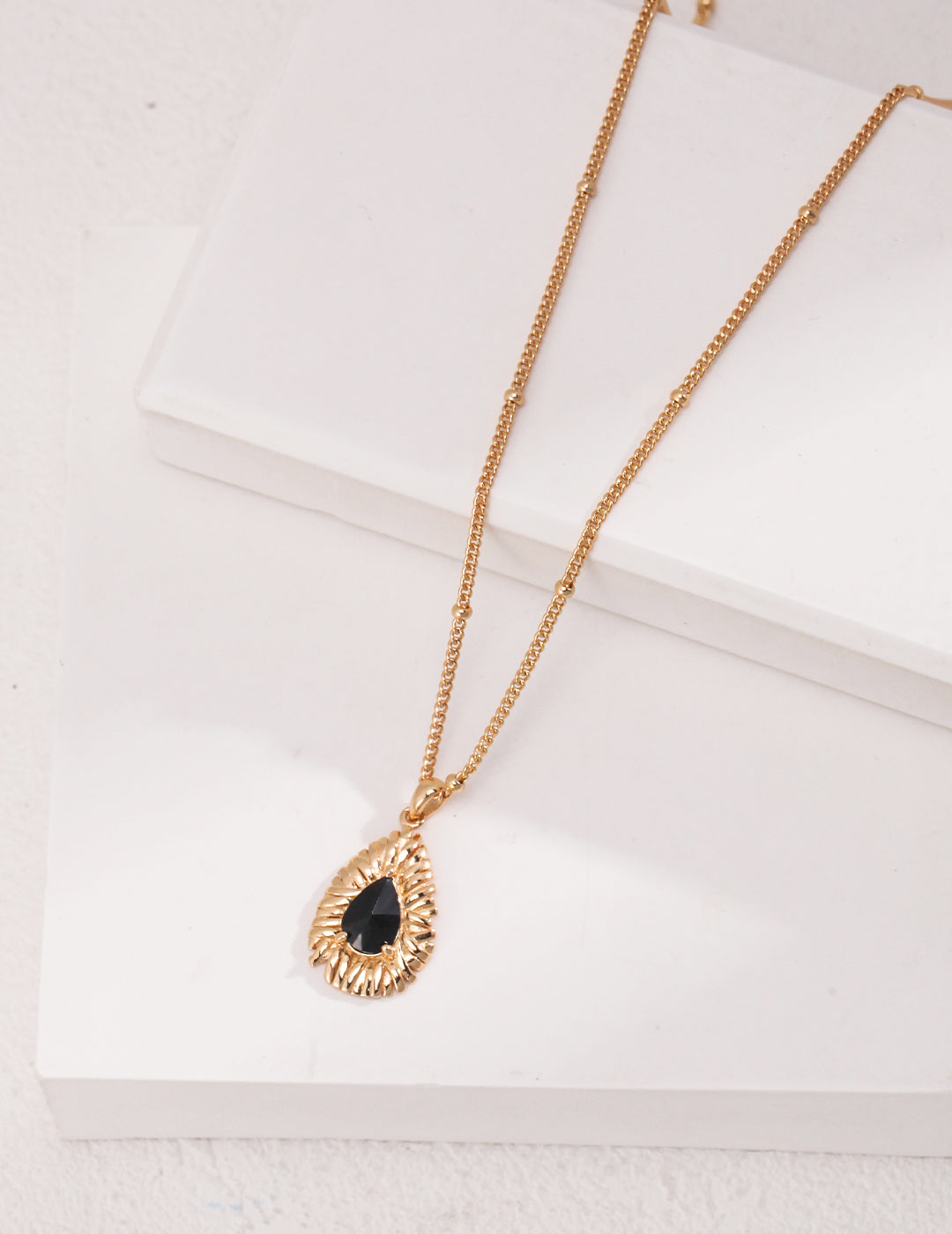 Black Zirconia Pendant Necklace｜Mystic Elegance in Vintage Gold