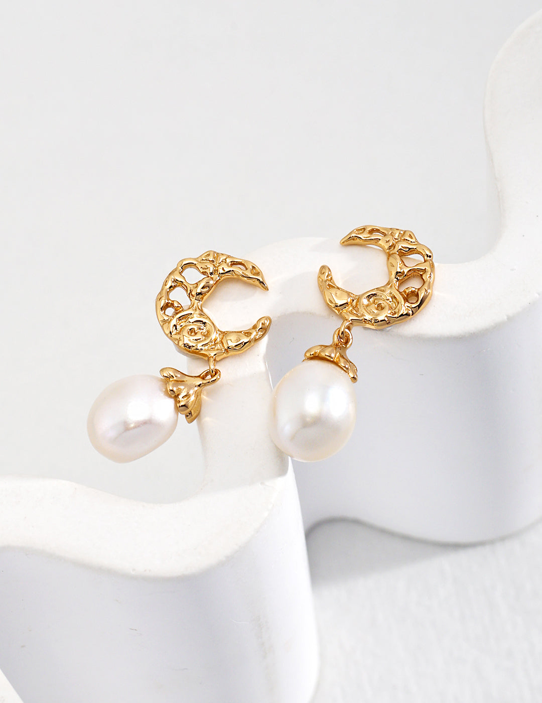 Moon-Inspired Pearl Earrings｜Celestial Glow in Vintage Gold