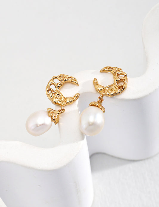 Moon-Inspired Pearl Earrings｜Celestial Glow in Vintage Gold