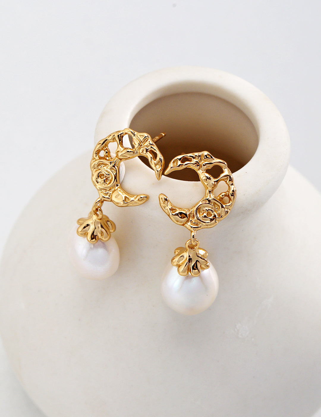 Moon-Inspired Pearl Earrings｜Celestial Glow in Vintage Gold