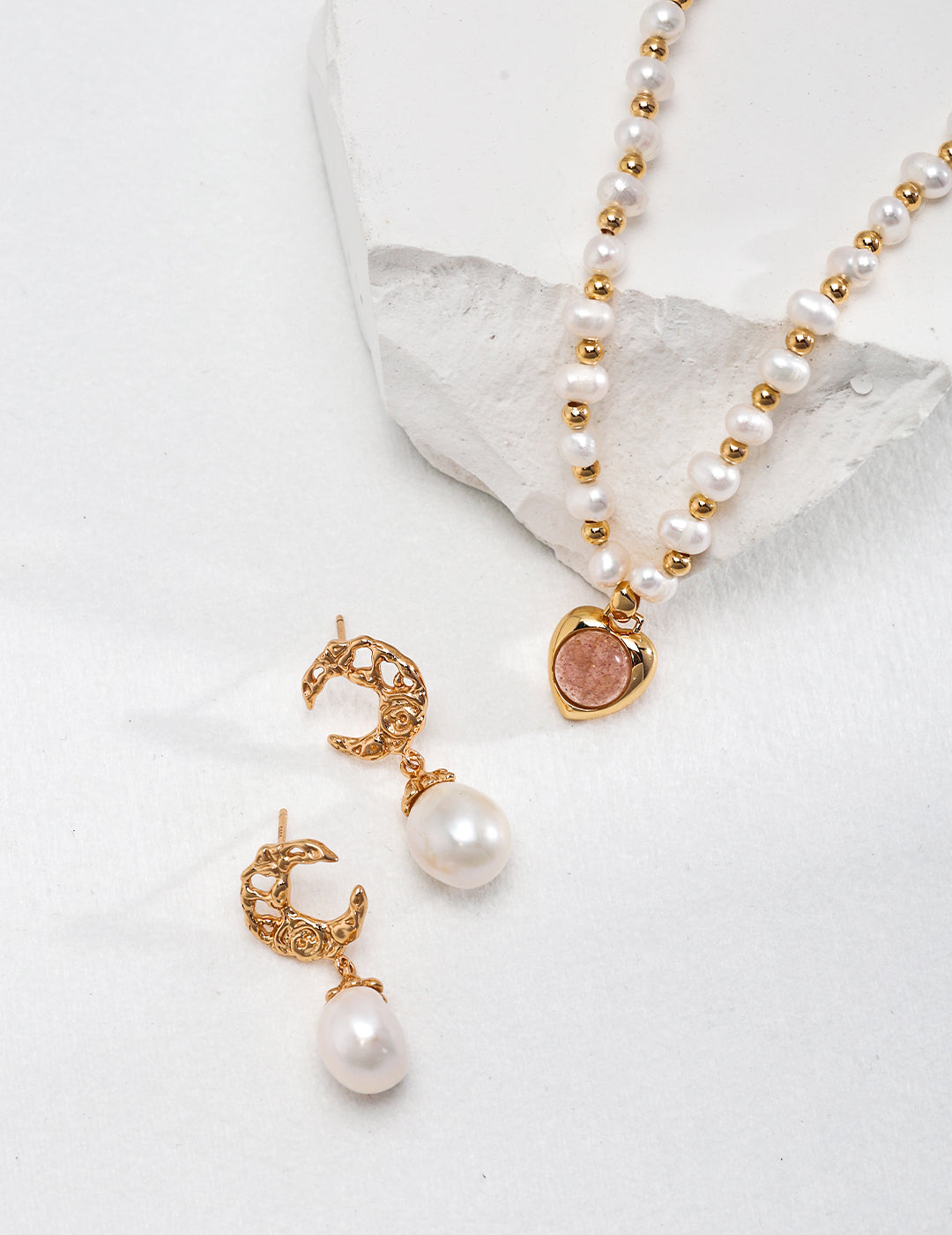 Moon-Inspired Pearl Earrings｜Celestial Glow in Vintage Gold