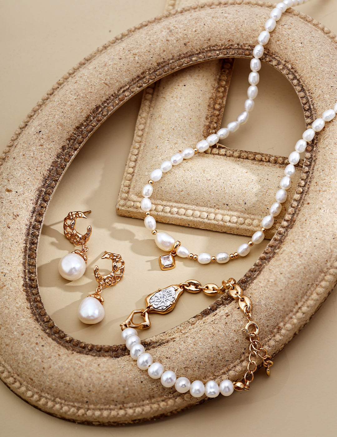 Moon-Inspired Pearl Earrings｜Celestial Glow in Vintage Gold