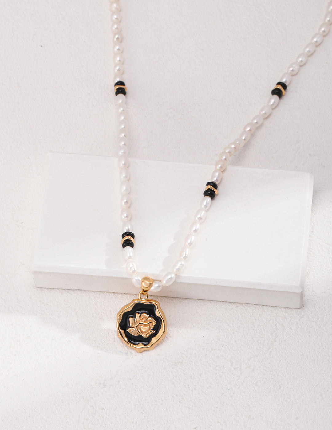 Rose & Pearl Thorn Necklace｜Chic Baroque in Vintage Gold