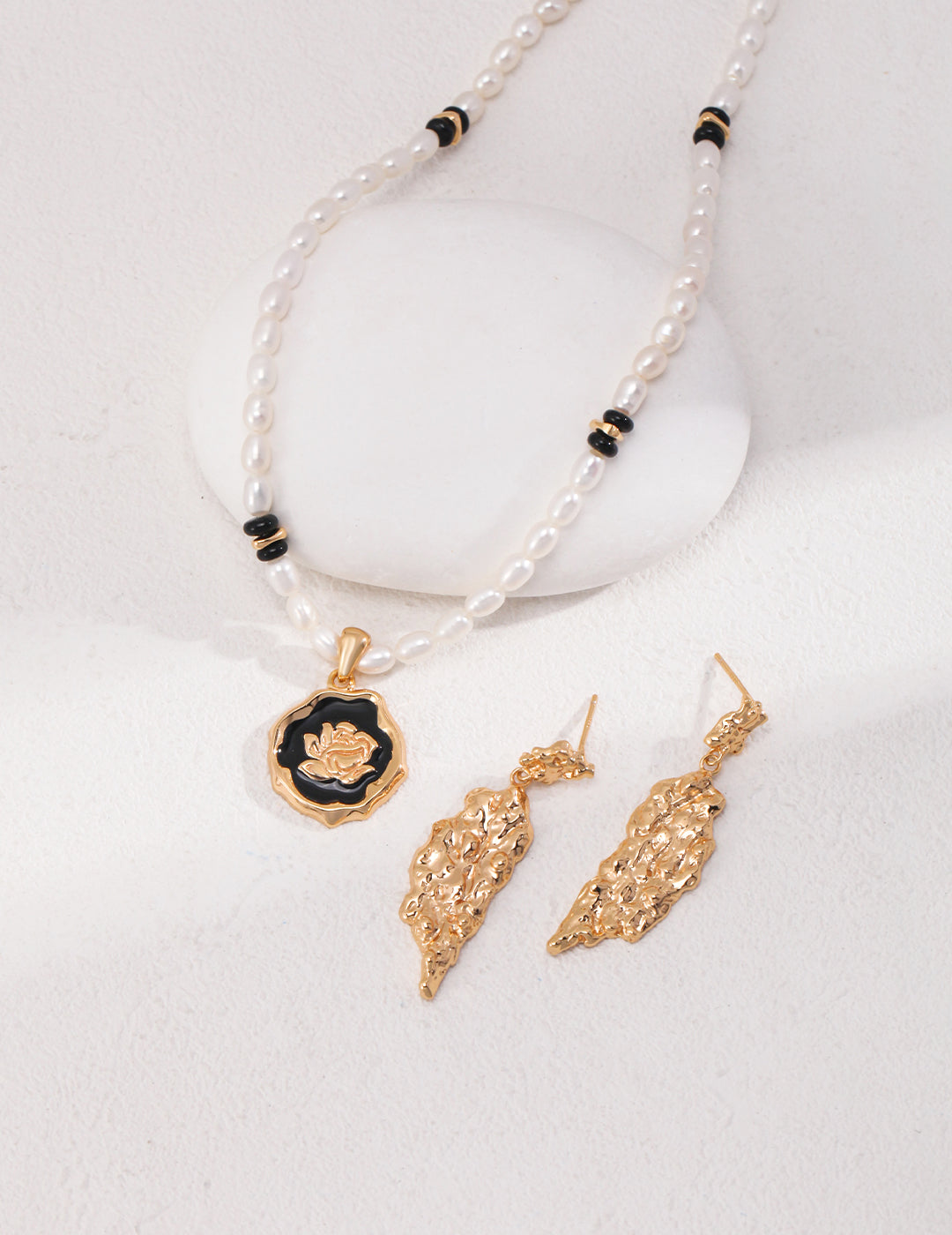 Rose & Pearl Thorn Necklace｜Chic Baroque in Vintage Gold