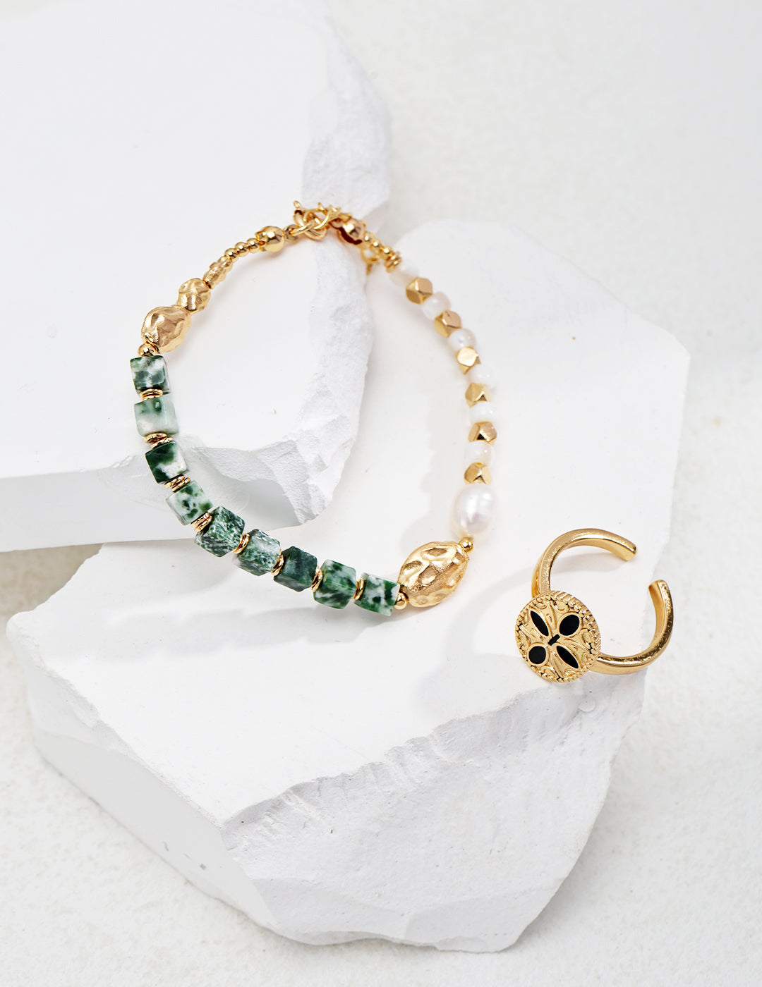 Green Gemstone & Pearl Bracelet｜Tranquil Elegance in Vintage Gold