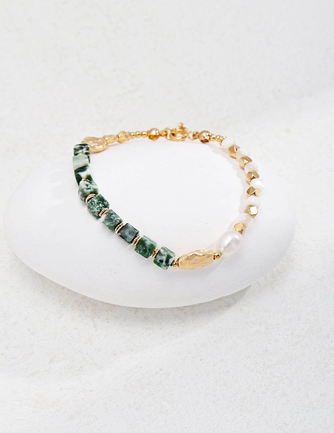 Green Gemstone & Pearl Bracelet｜Tranquil Elegance in Vintage Gold