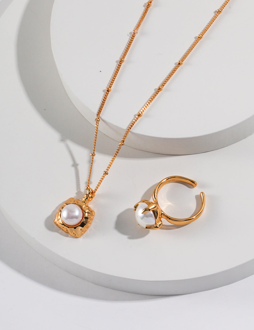 Hand-Carved Pearl Necklace｜Artisan Elegance in Retro Gold