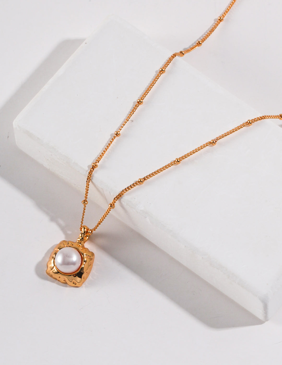 Hand-Carved Pearl Necklace｜Artisan Elegance in Retro Gold