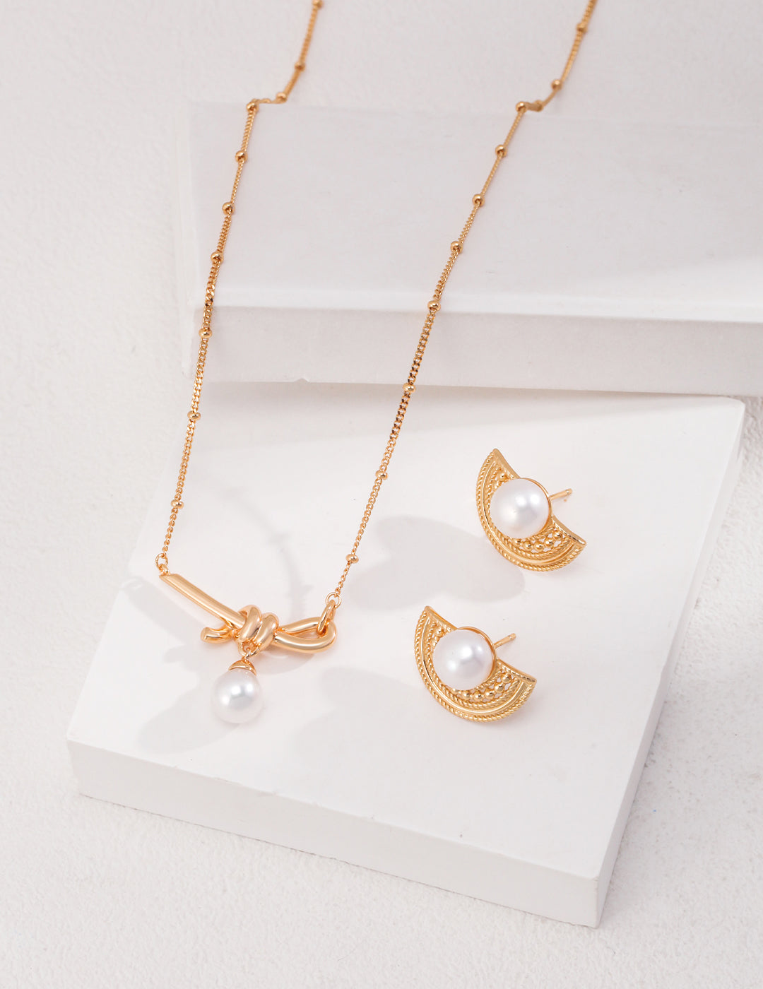 Knotted Pearl Necklace｜Moon & Star Duo in Retro Gold