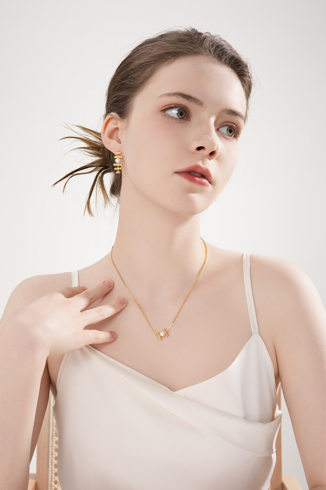 Round Pearl Pendant Necklace｜Timeless Glow in Retro Gold