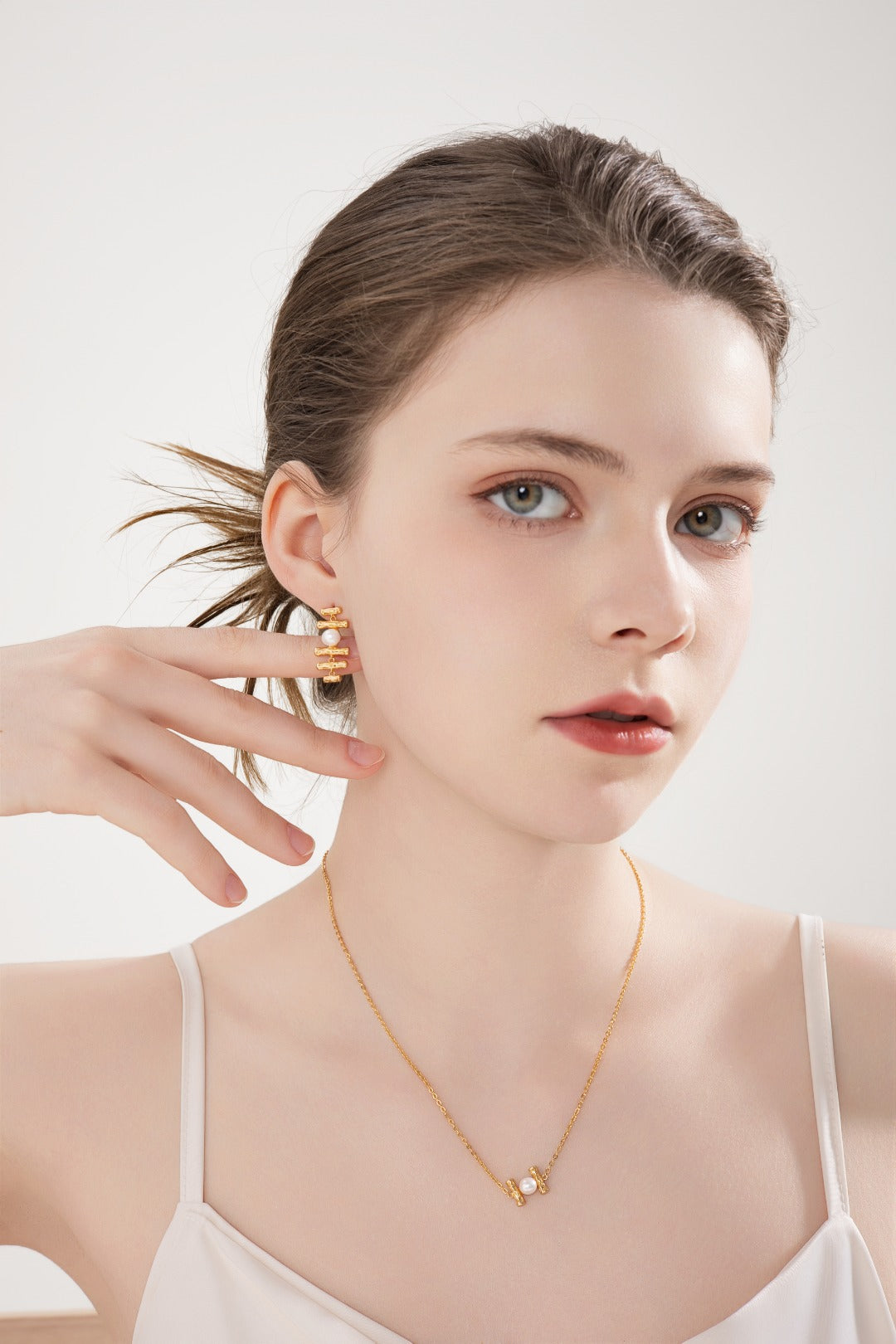 Round Pearl Pendant Necklace｜Timeless Glow in Retro Gold