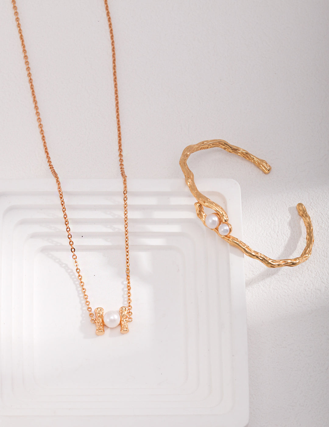 Round Pearl Pendant Necklace｜Timeless Glow in Retro Gold