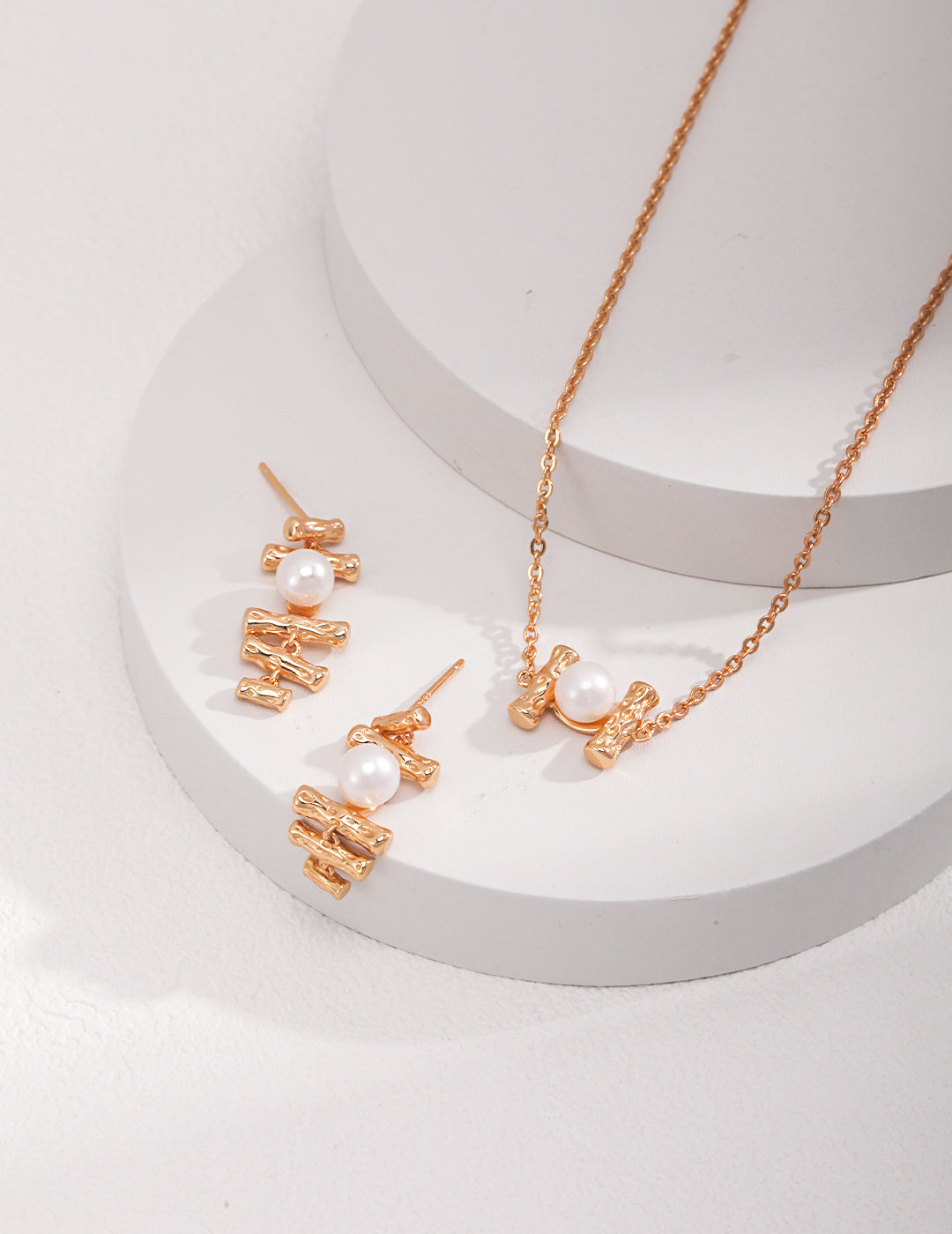 Round Pearl Pendant Necklace｜Timeless Glow in Retro Gold