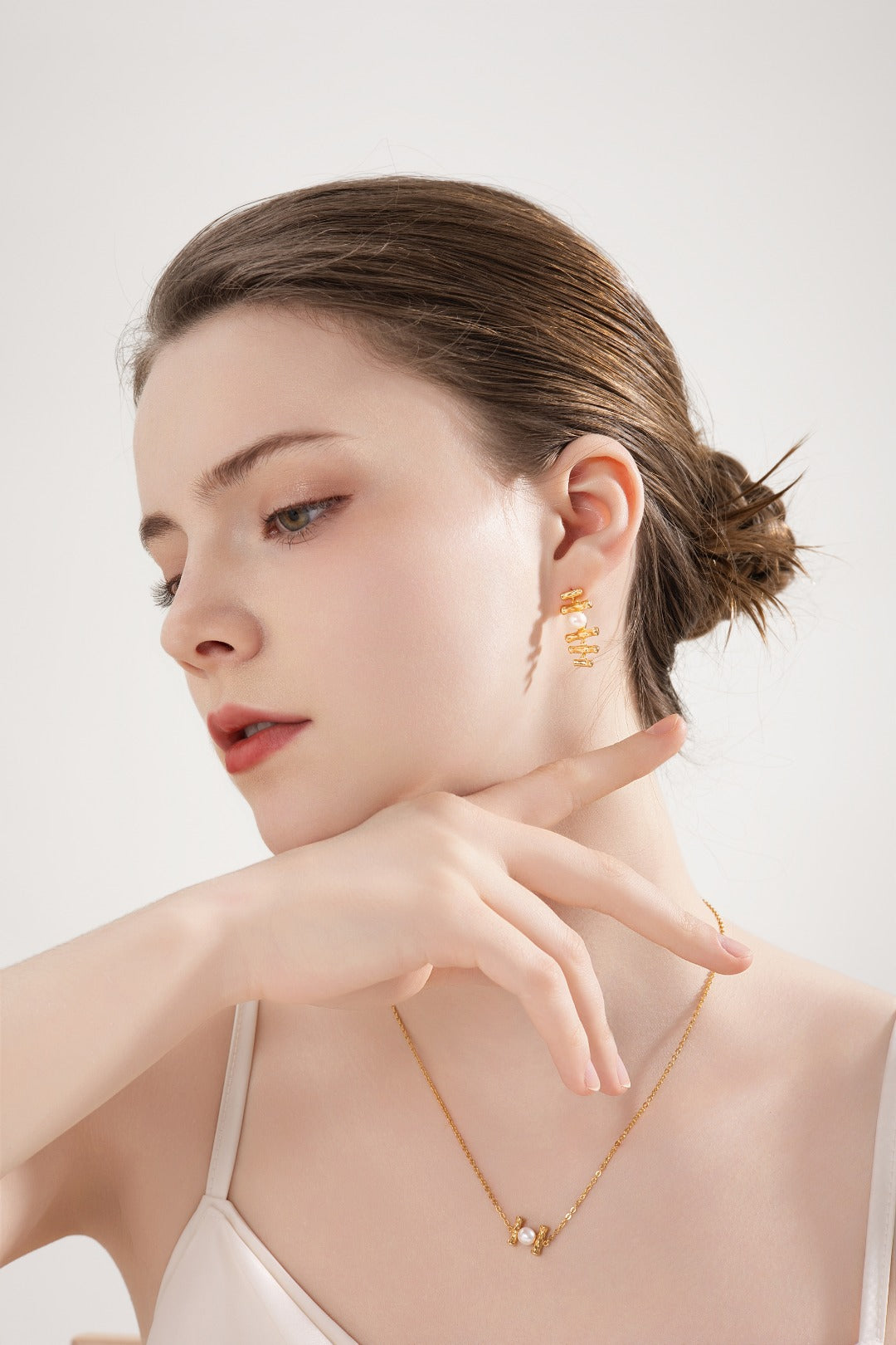 Round Pearl Pendant Necklace｜Timeless Glow in Retro Gold
